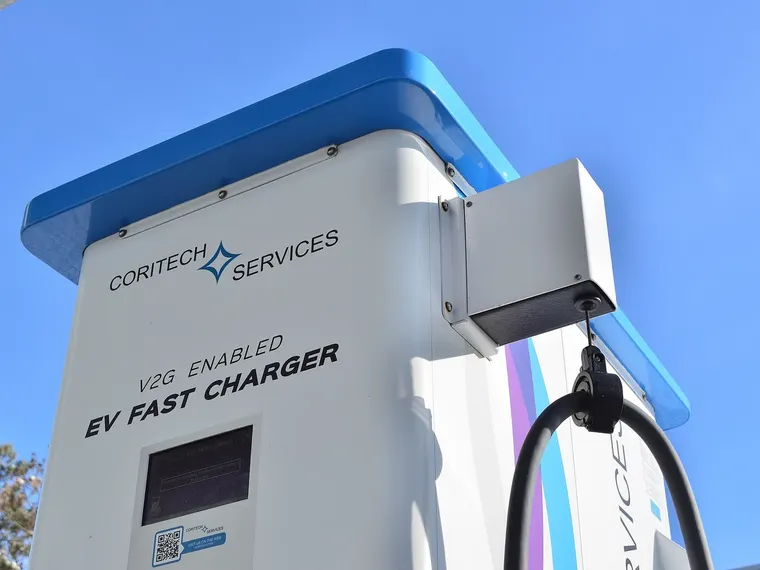 Schnellladesäule mit der Aufschrift V2G Enabled: Sie kann Strom aus der Autobatterie ins Netz zurückspeisen