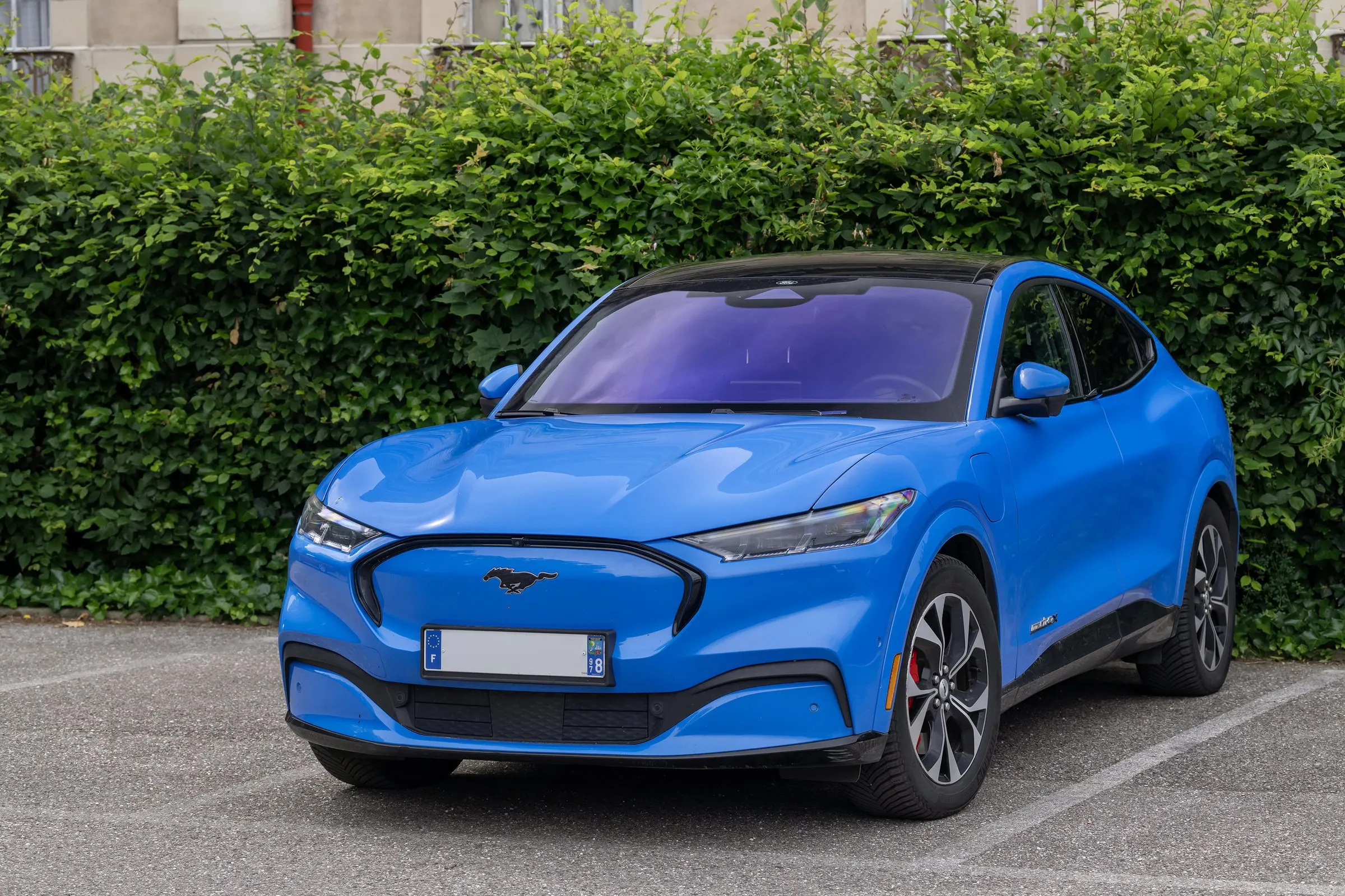 Ford Mustang Mach-E in Blau, schräge Frontansicht