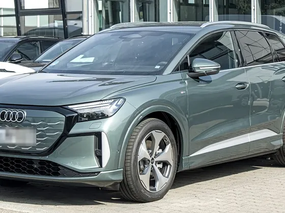 Audi Q4 e-tron (Facelift 2026) in Graugrün, schräge Frontansicht