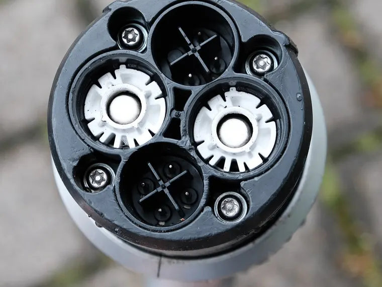 CHAdeMO-Ladestecker von vorn mit den beiden großen Gleichstromkontakten
