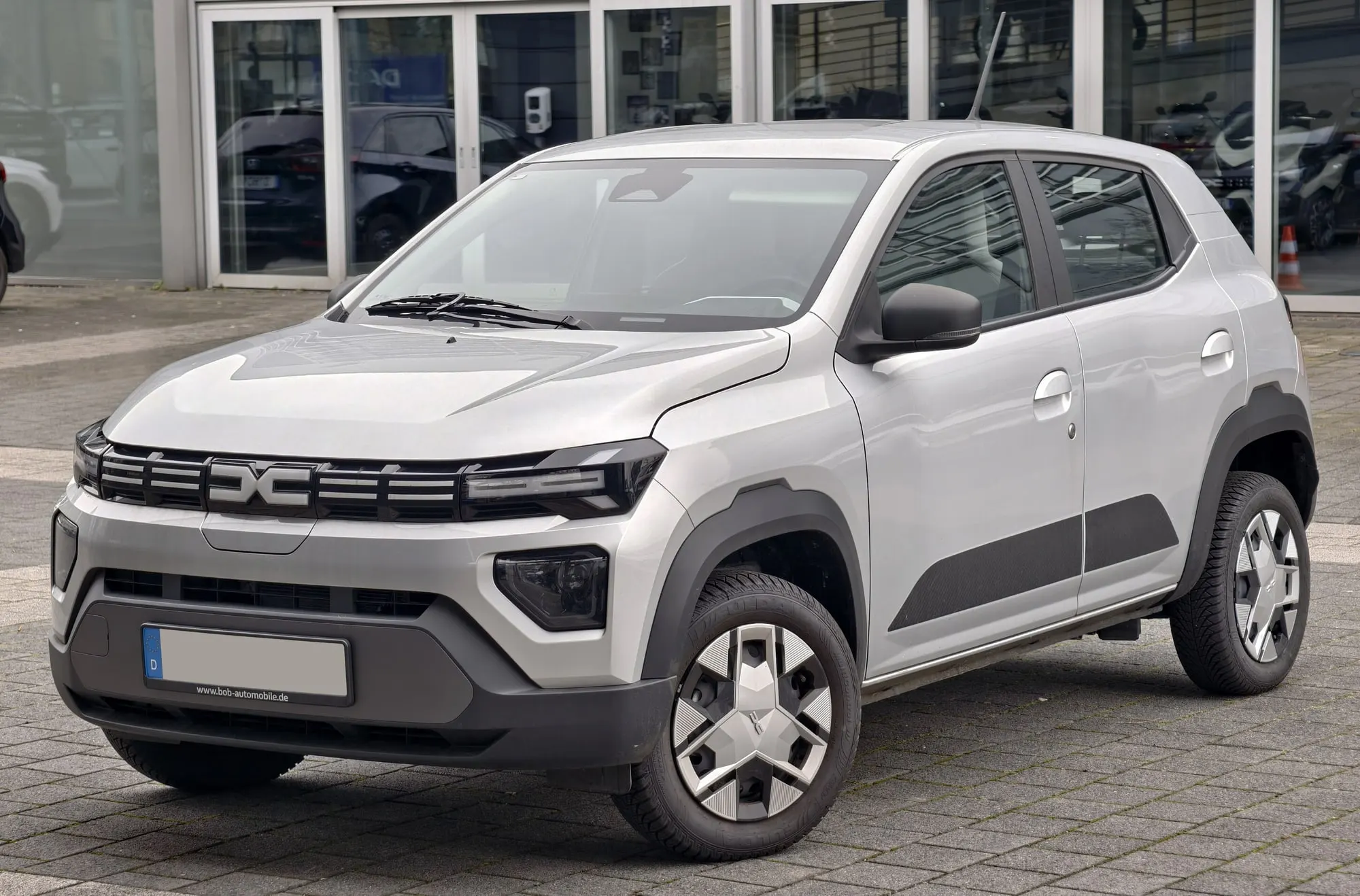 Dacia Spring (Facelift) in Silber, schräge Frontansicht