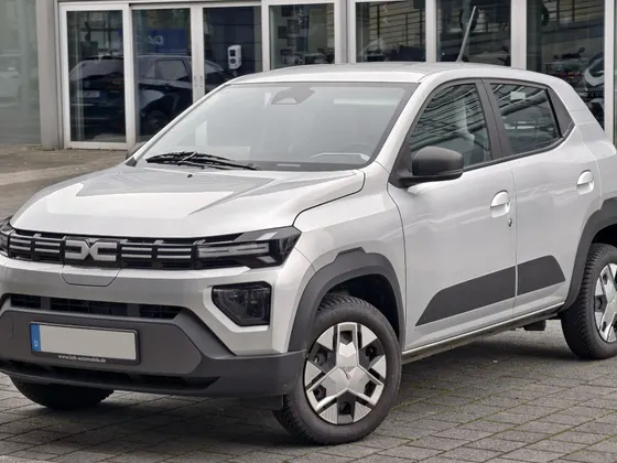 Dacia Spring (Facelift) in Silber, schräge Frontansicht