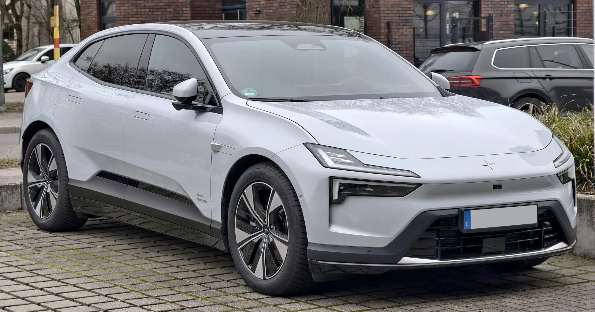 Polestar 4 Coupé in Hellgrau, schräge Frontansicht