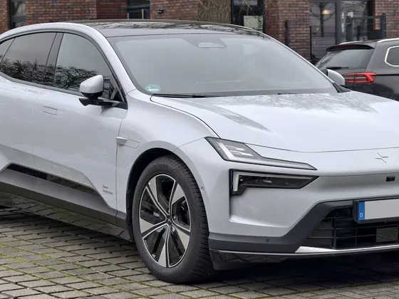 Polestar 4 Coupé in Hellgrau, schräge Frontansicht
