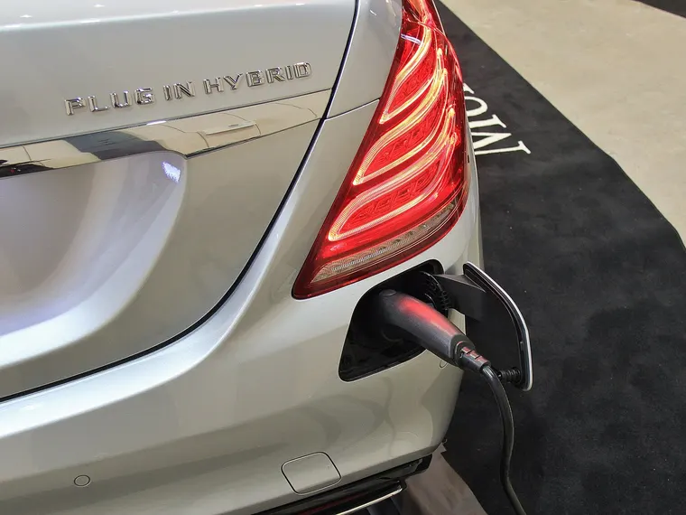 Heck eines Plug-in-Hybrids (Mercedes-Benz S 550 Plug-in Hybrid) mit eingestecktem Ladekabel