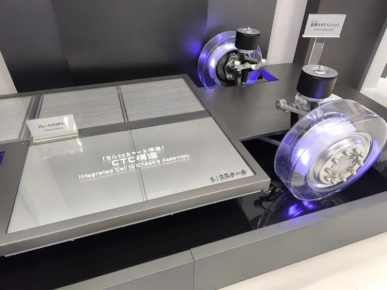 Ausstellungsmodell einer BYD-Plattform mit Blade-Batterie: lange, flache Zellen liegen dicht an dicht direkt im Fahrgestell