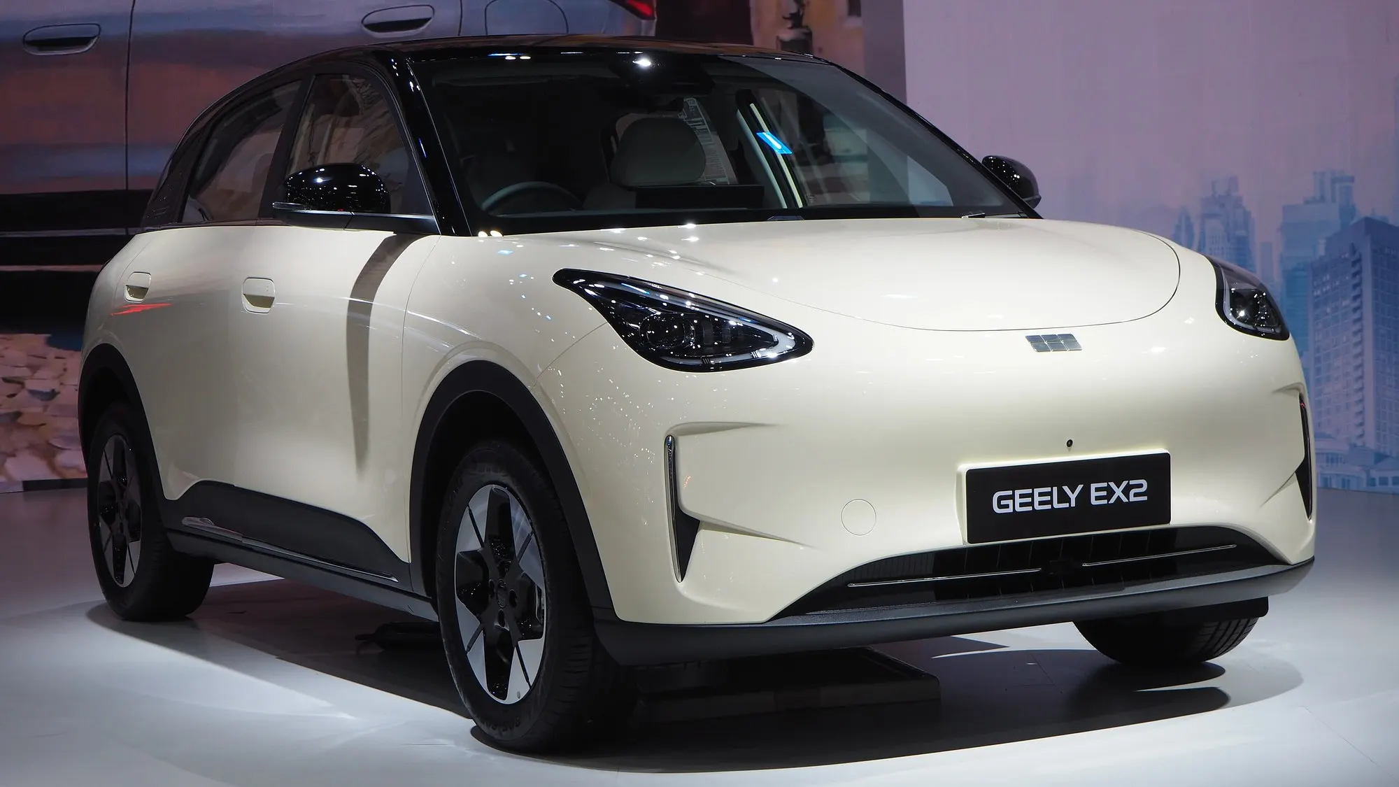 Geely E2 (international EX2) in Cremeweiß mit schwarzem Dach, schräge Frontansicht