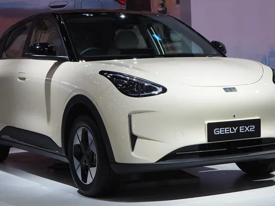 Geely E2 (international EX2) in Cremeweiß mit schwarzem Dach, schräge Frontansicht