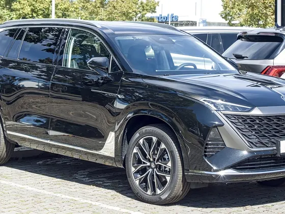 MGS9 PHEV in Schwarz, schräge Frontansicht