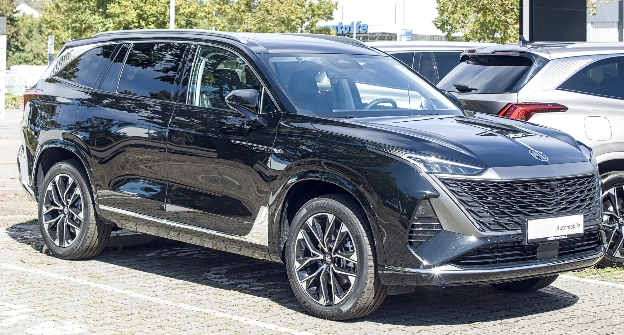 MGS9 PHEV in Schwarz, schräge Frontansicht