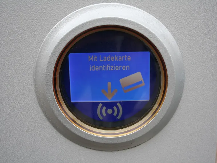 Display einer Ladesäule mit der Aufforderung, sich mit der Ladekarte zu identifizieren, darunter das RFID-Lesefeld