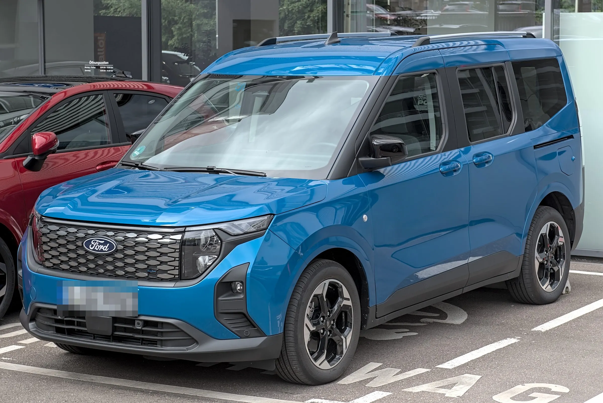 Ford E-Tourneo Courier in Blau mit Dachreling, schräge Frontansicht