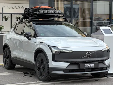 Volvo EX30 Cross Country mit Dachträger und beladenem Dachkorb samt Reserverad und Zusatzscheinwerfern auf der IAA Mobility 2025