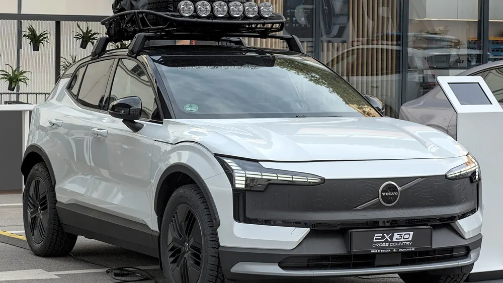 Volvo EX30 Cross Country mit Dachträger und beladenem Dachkorb samt Reserverad und Zusatzscheinwerfern auf der IAA Mobility 2025
