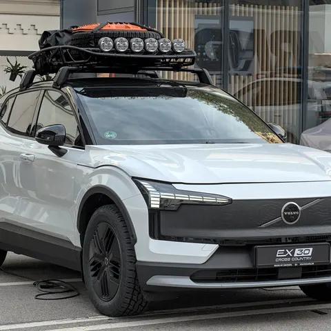 Volvo EX30 Cross Country mit Dachträger und beladenem Dachkorb samt Reserverad und Zusatzscheinwerfern auf der IAA Mobility 2025