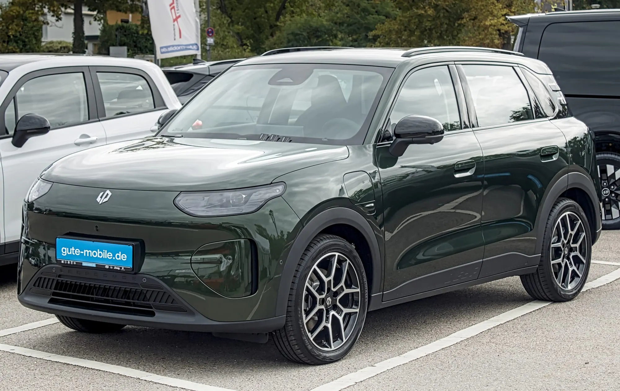 Leapmotor B03X in Dunkelgrün mit Dachreling, schräge Frontansicht
