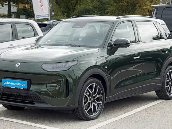 Leapmotor B03X in Dunkelgrün mit Dachreling, schräge Frontansicht