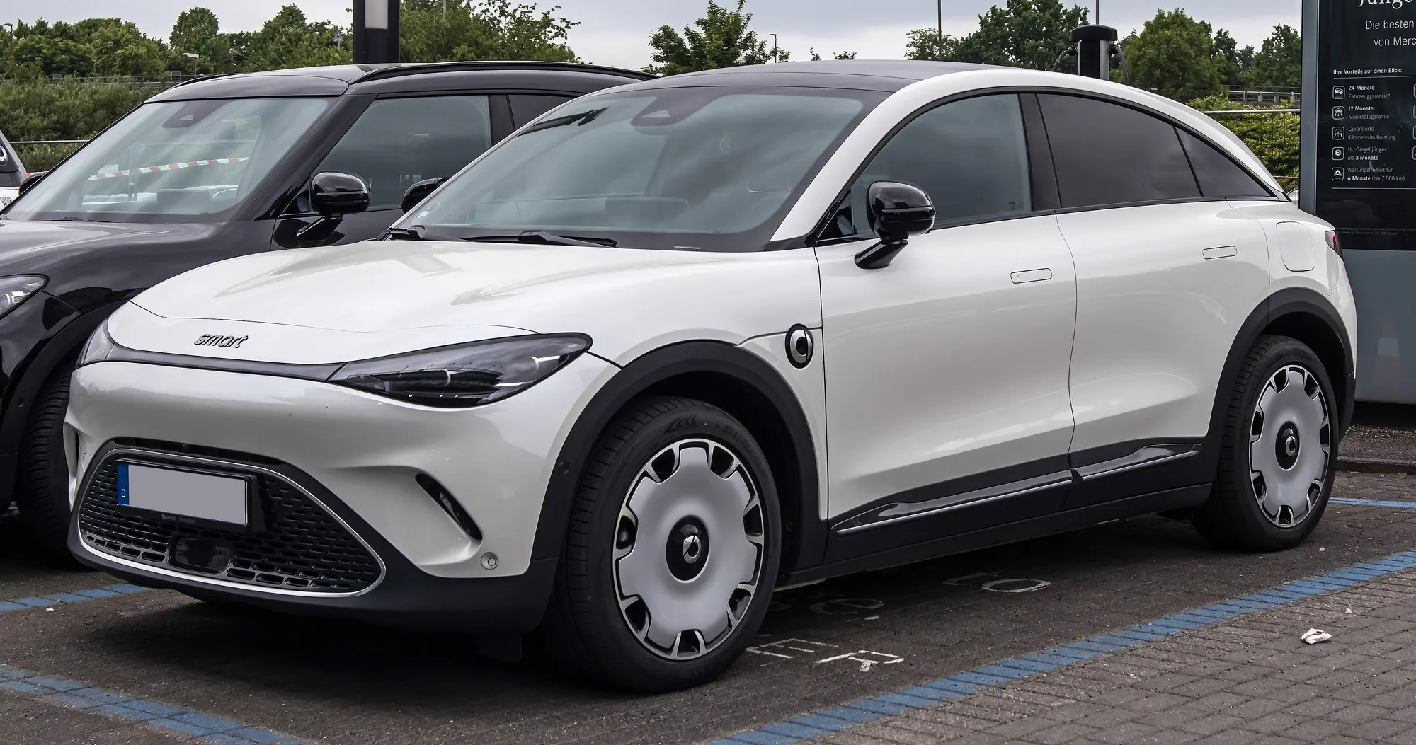 smart #3 Premium in Weiß, schräge Frontansicht