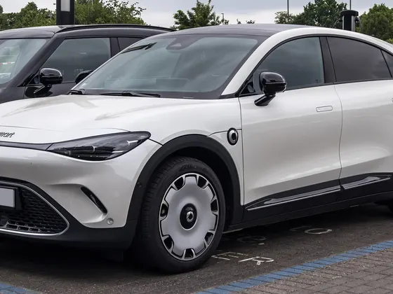 smart #3 Premium in Weiß, schräge Frontansicht