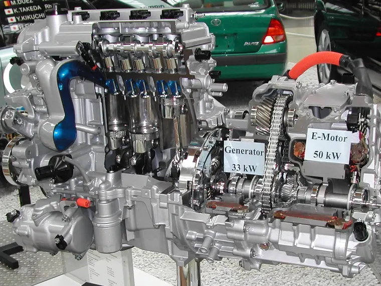 Aufgeschnittener Vollhybridantrieb von Toyota im Technikmuseum Speyer: links der Benzinmotor, rechts Generator und E-Motor
