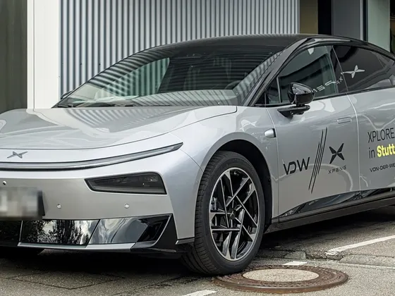 XPeng P7+ (2026) in Silber, schräge Frontansicht