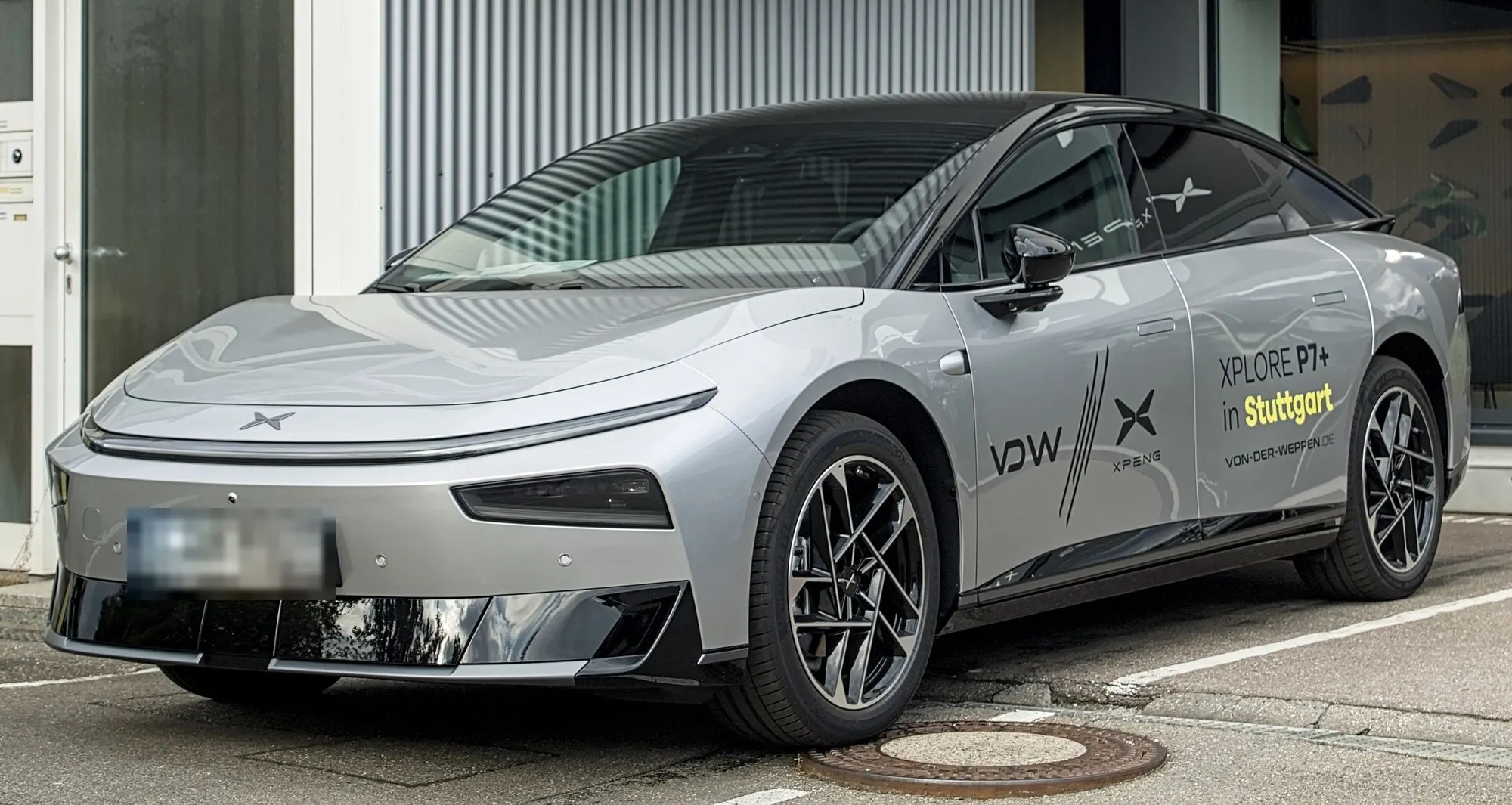 XPeng P7+ (2026) in Silber, schräge Frontansicht