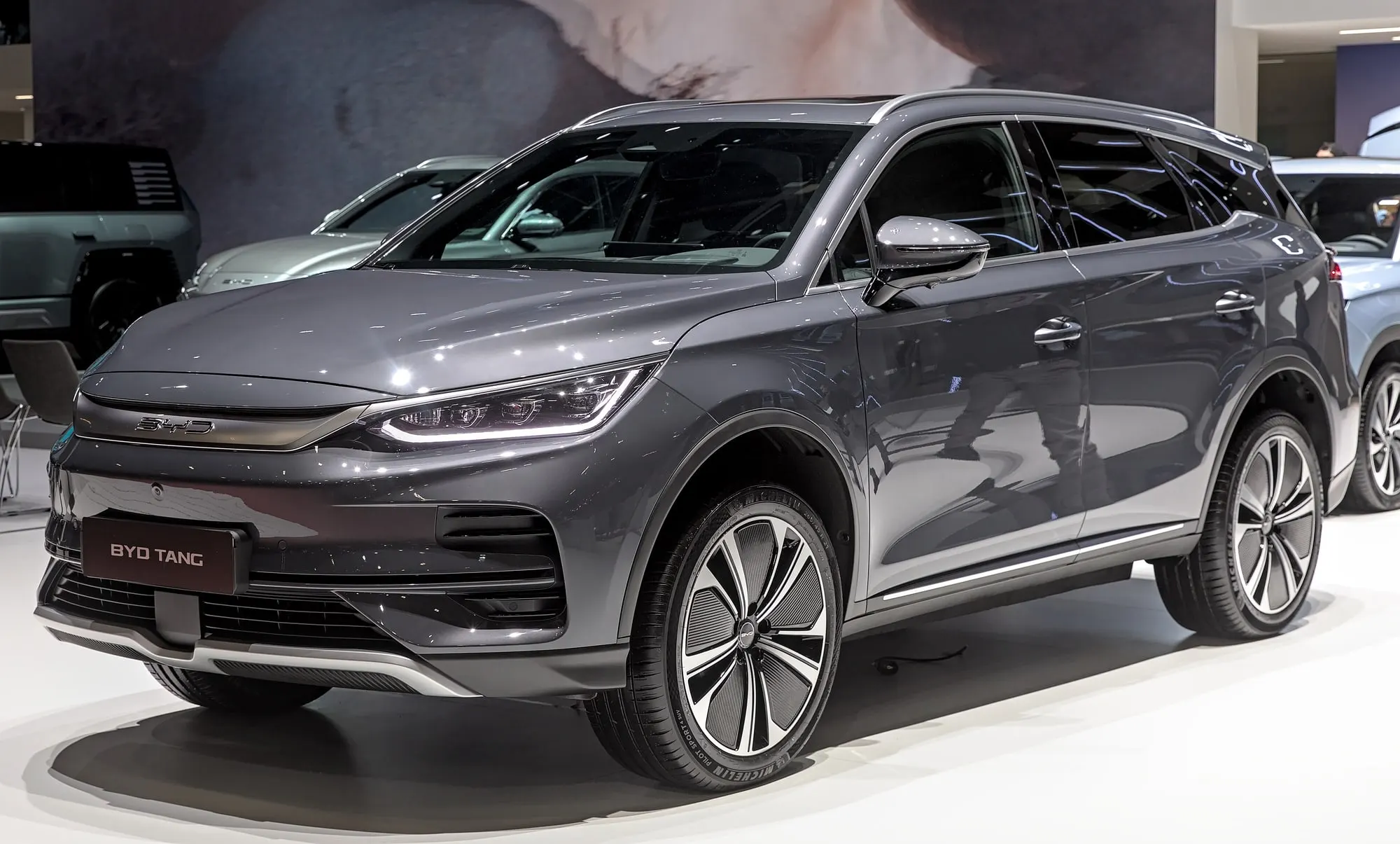 BYD Tang in Grau, schräge Frontansicht