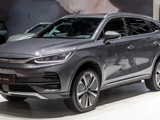 BYD Tang in Grau, schräge Frontansicht