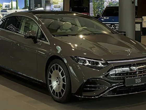 Mercedes-Benz EQS (V 297, ab 2026) in Grau, schräge Frontansicht im Showroom