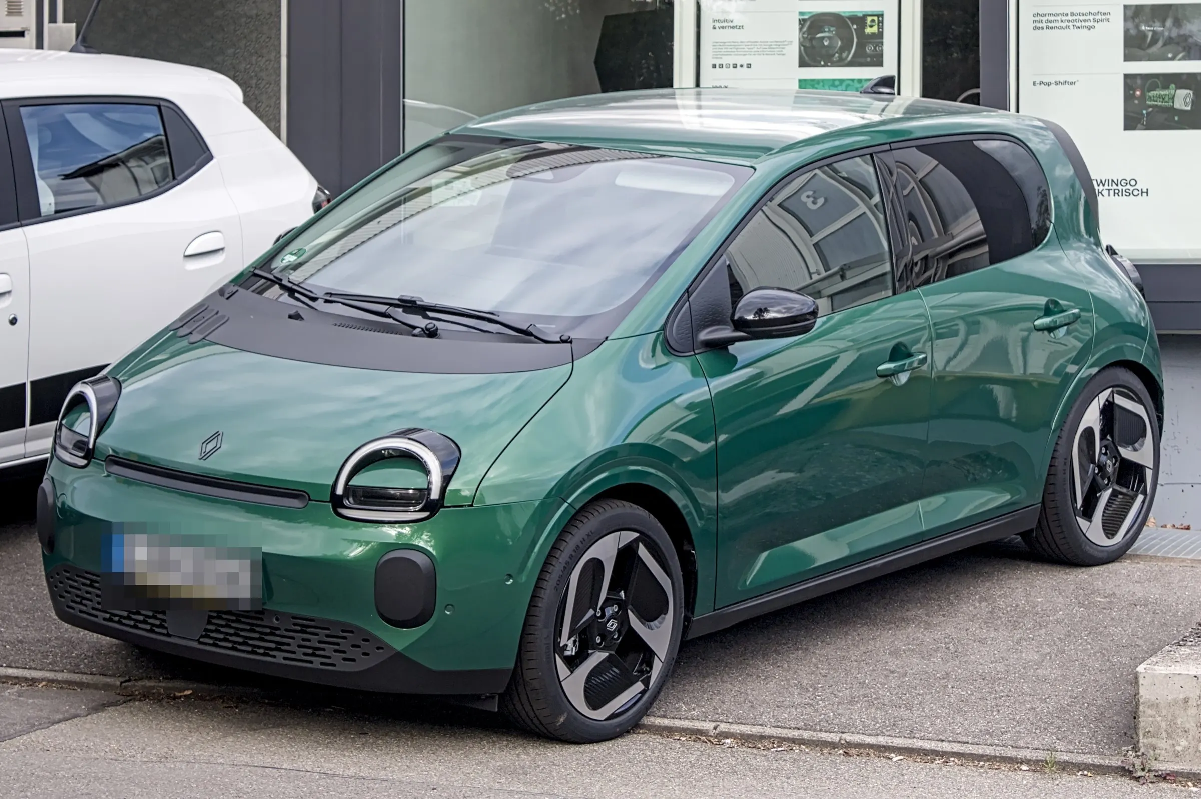 Renault Twingo E-Tech electric in Grün, schräge Frontansicht