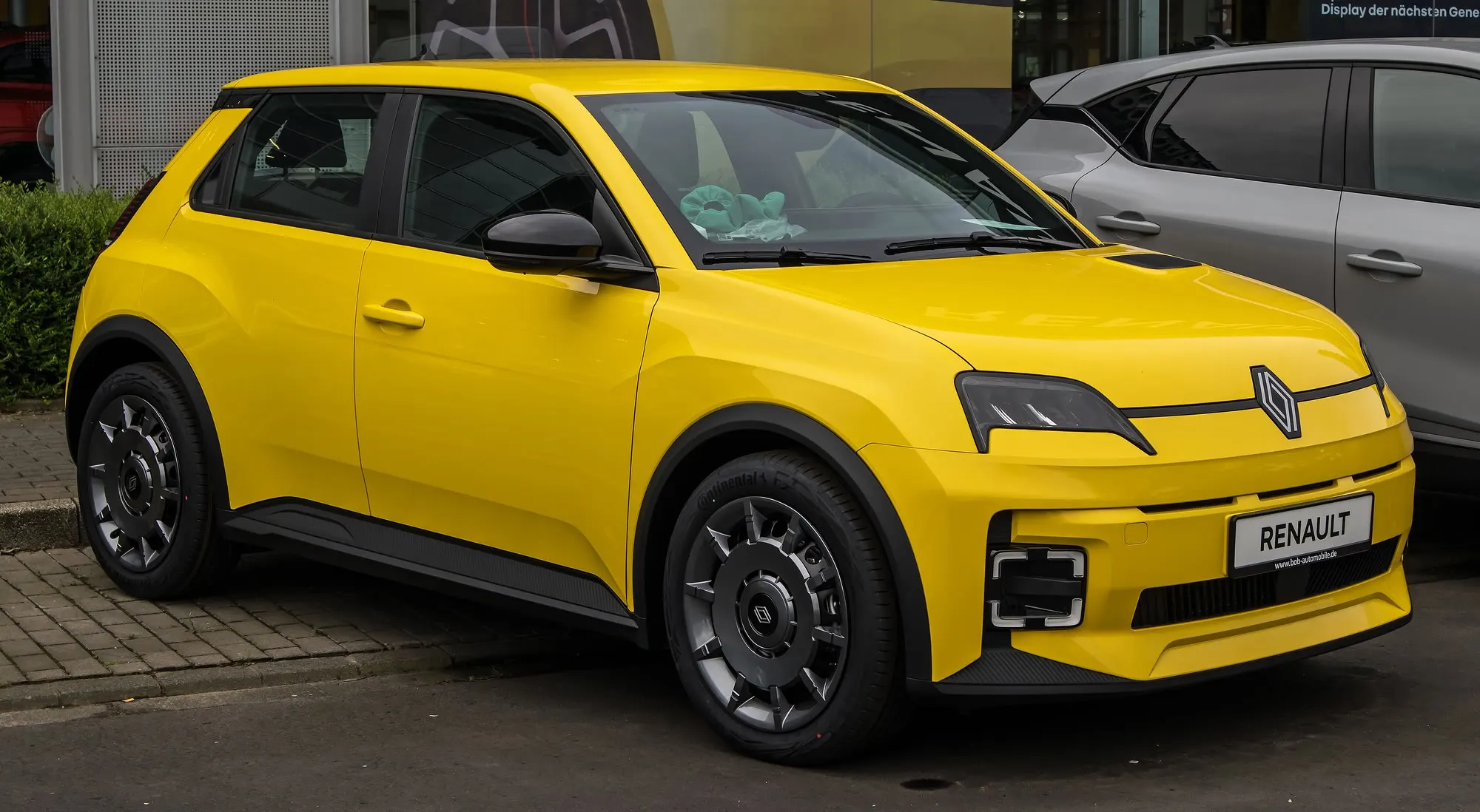 Renault 5 E-Tech Electric in Gelb, schräge Frontansicht