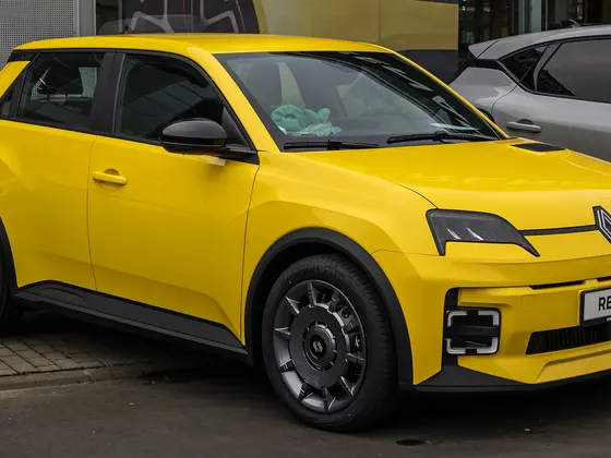 Renault 5 E-Tech Electric in Gelb, schräge Frontansicht