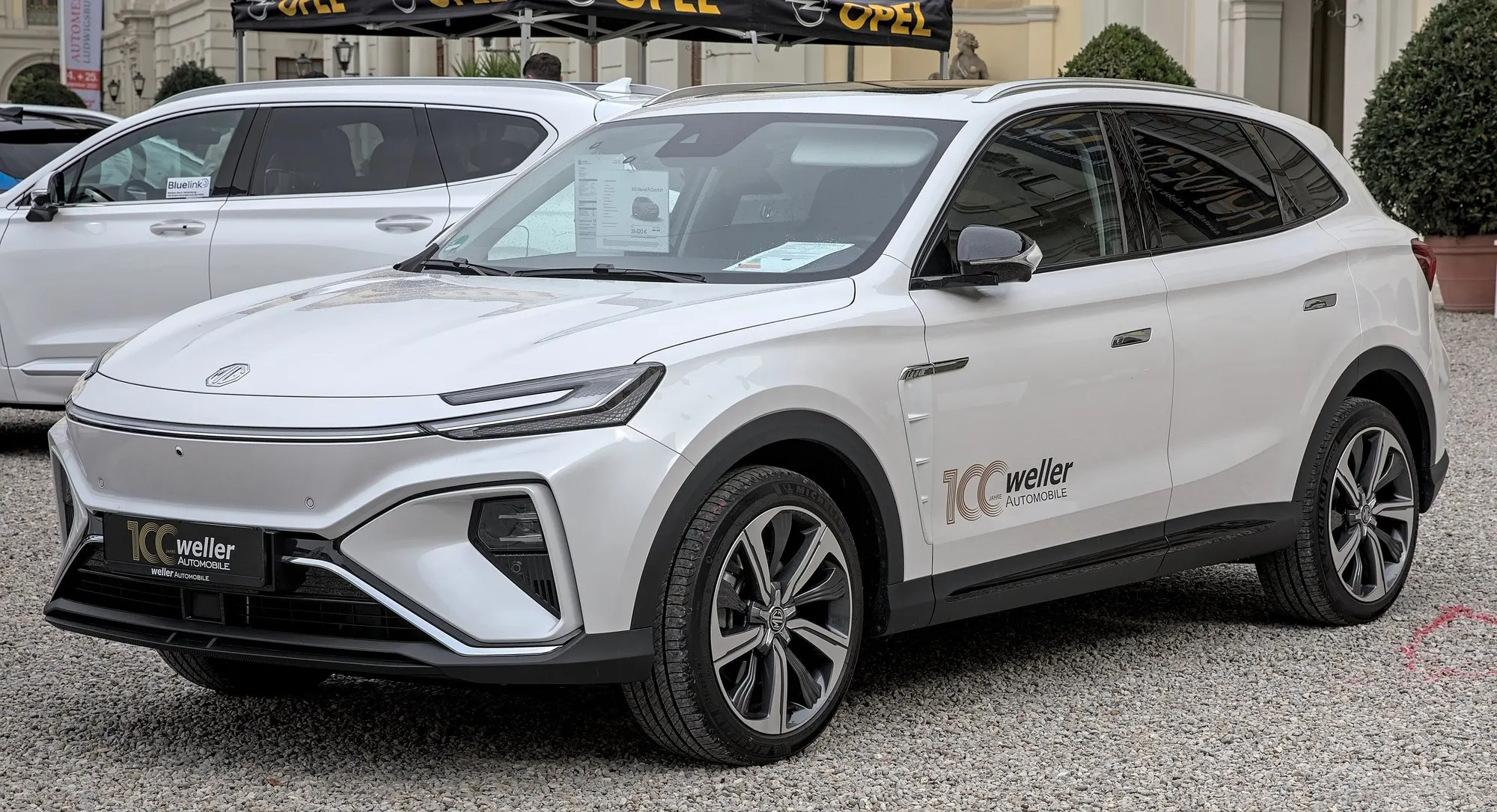 MG Marvel R Electric in Weiß, schräge Frontansicht