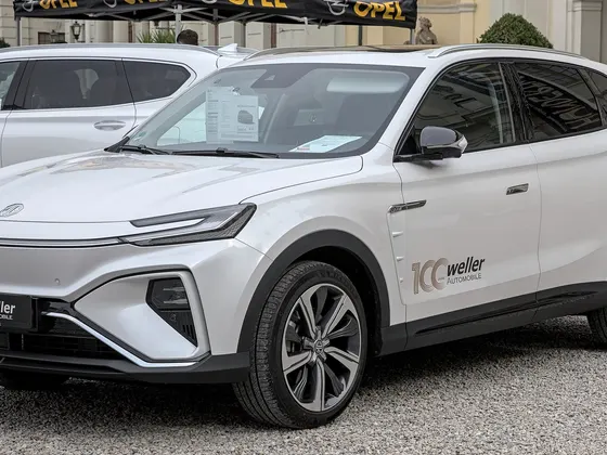 MG Marvel R Electric in Weiß, schräge Frontansicht