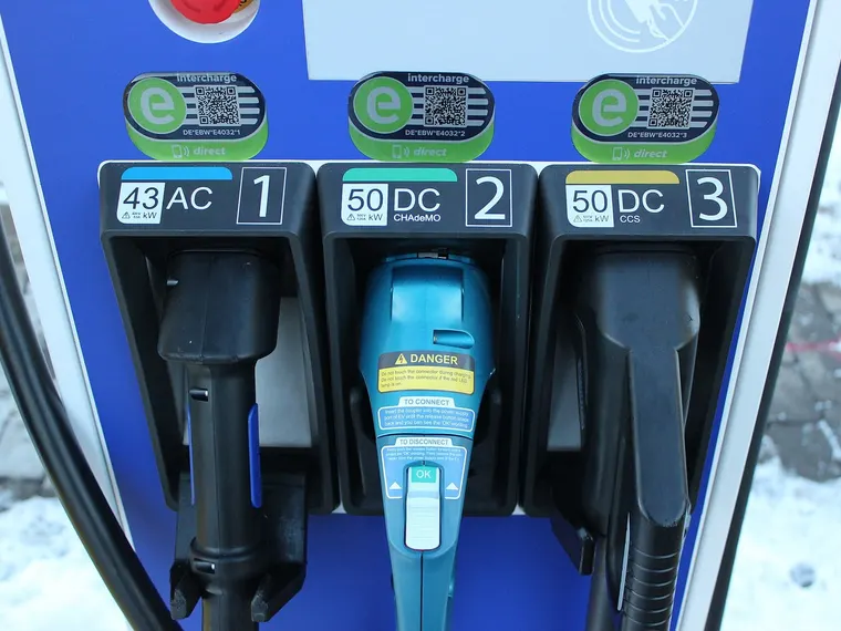 Ladesäule mit Leistungsangabe je Ladepunkt: 43 kW AC, 50 kW DC (CHAdeMO) und 50 kW DC (CCS)