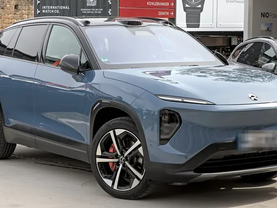NIO EL7 in Blau, schräge Frontansicht