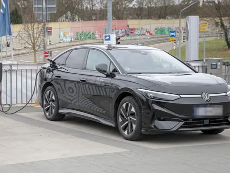 Schwarzer VW ID.7 lädt mit Ladekabel an einer Wallbox