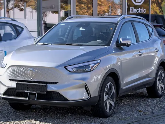 MG ZS EV (Facelift) in Silber, schräge Frontansicht