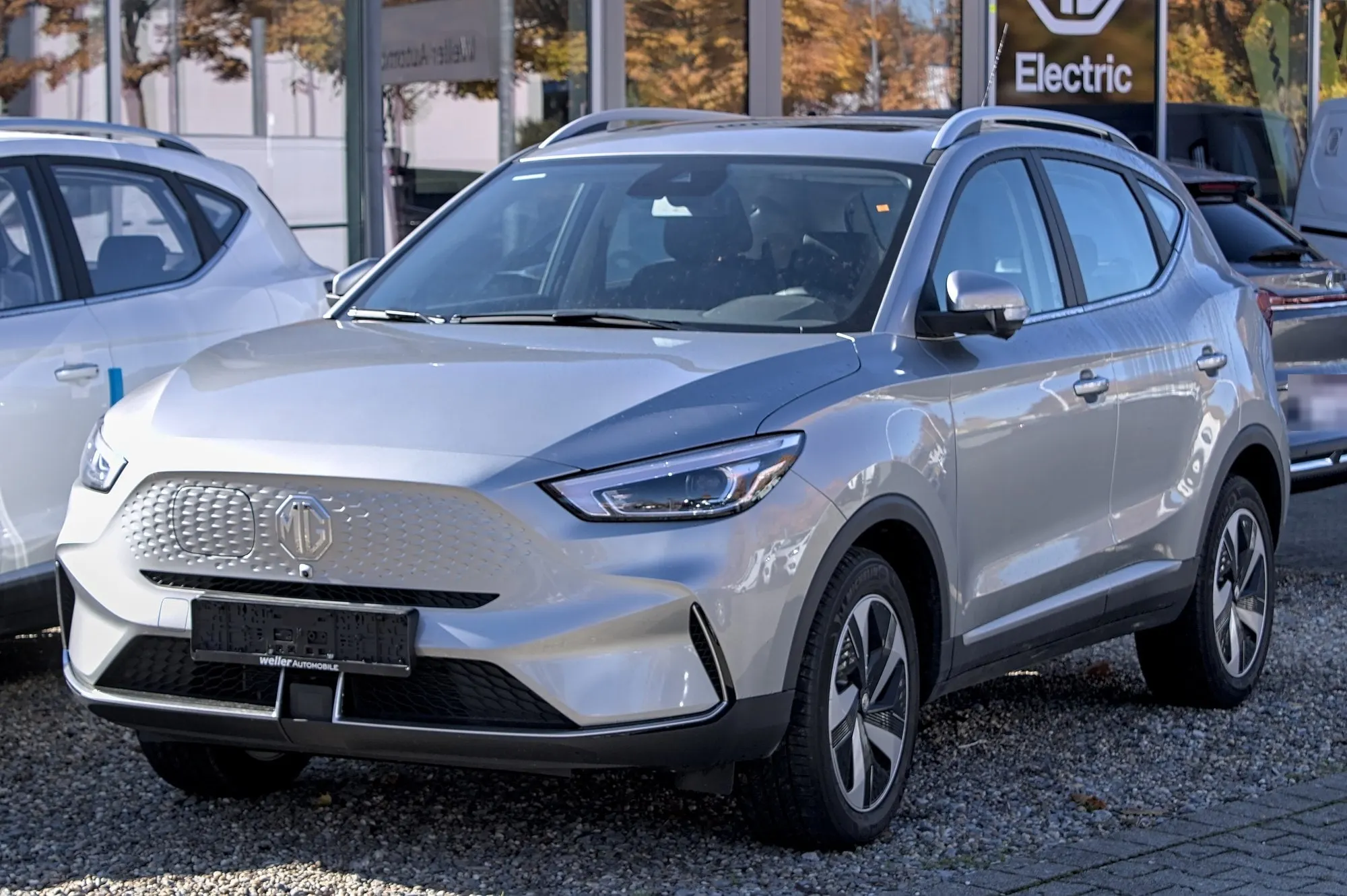 MG ZS EV (Facelift) in Silber, schräge Frontansicht