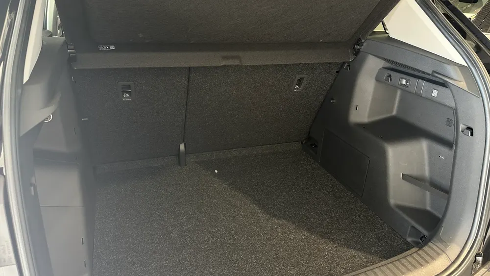 Geöffneter Kofferraum eines Škoda Elroq mit Teppichboden