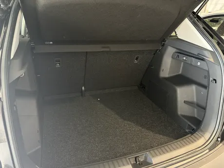 Geöffneter Kofferraum eines Škoda Elroq mit Teppichboden