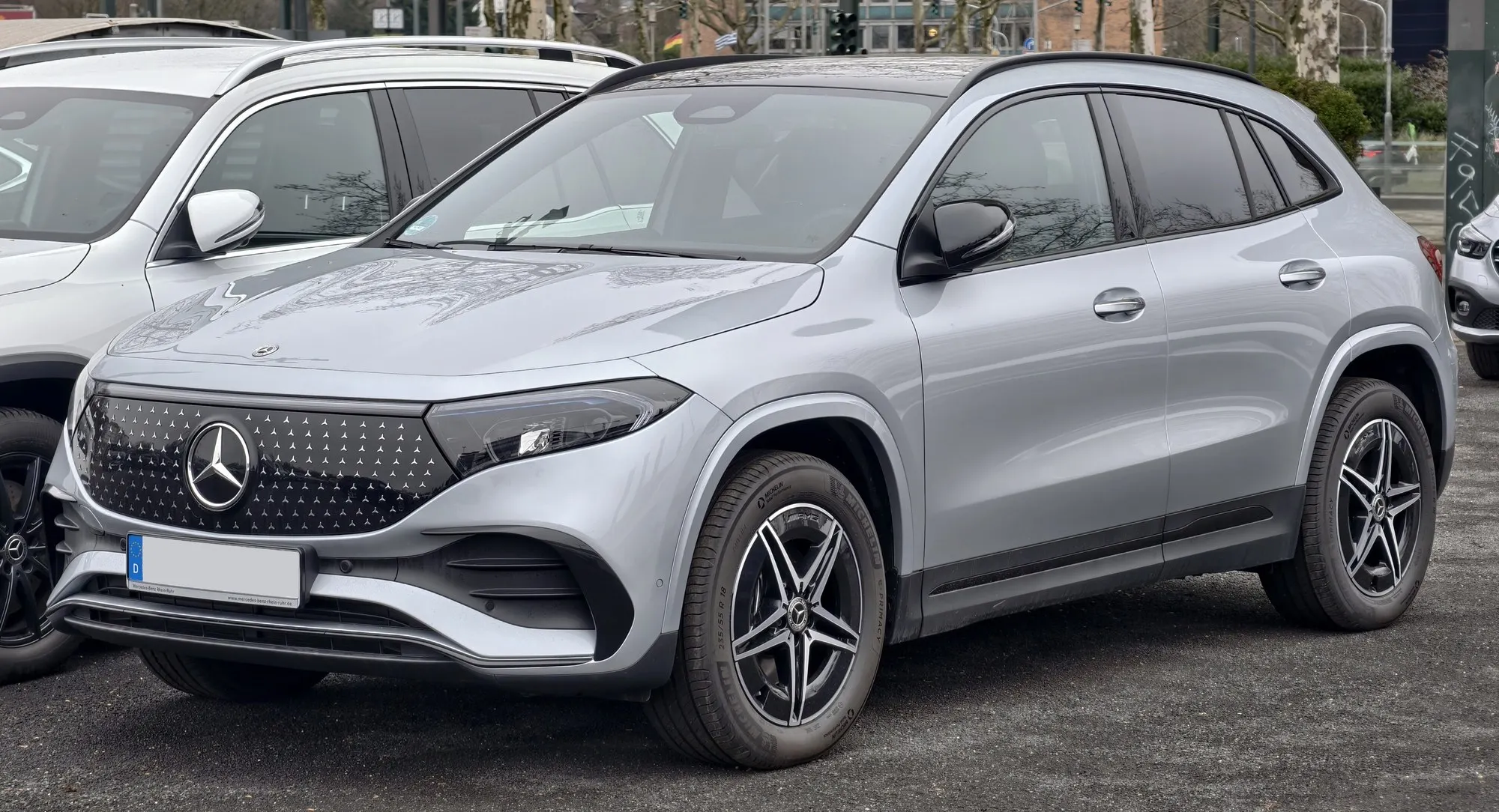 Mercedes-Benz EQA 250 (H 243) nach der Modellpflege in Silber, schräge Frontansicht