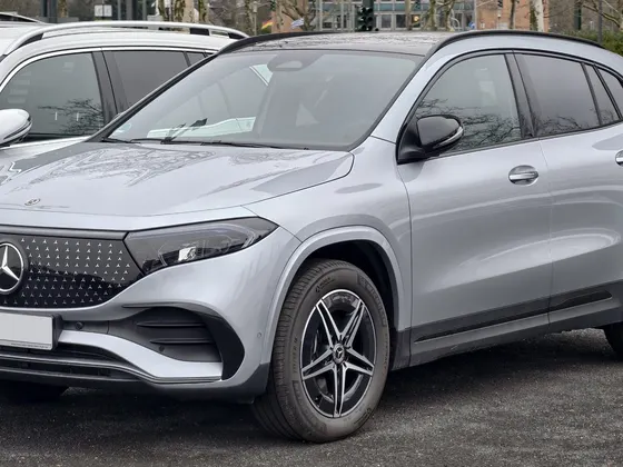 Mercedes-Benz EQA 250 (H 243) nach der Modellpflege in Silber, schräge Frontansicht