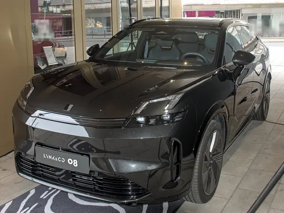 Lynk & Co 08 in Schwarz, schräge Frontansicht