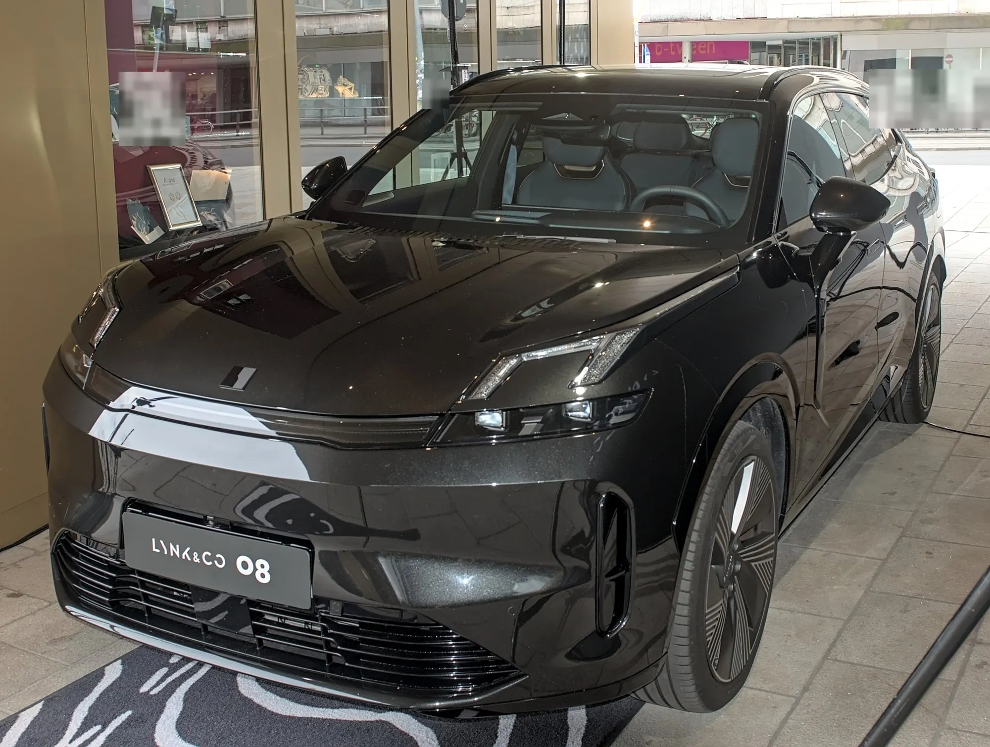 Lynk & Co 08 in Schwarz, schräge Frontansicht