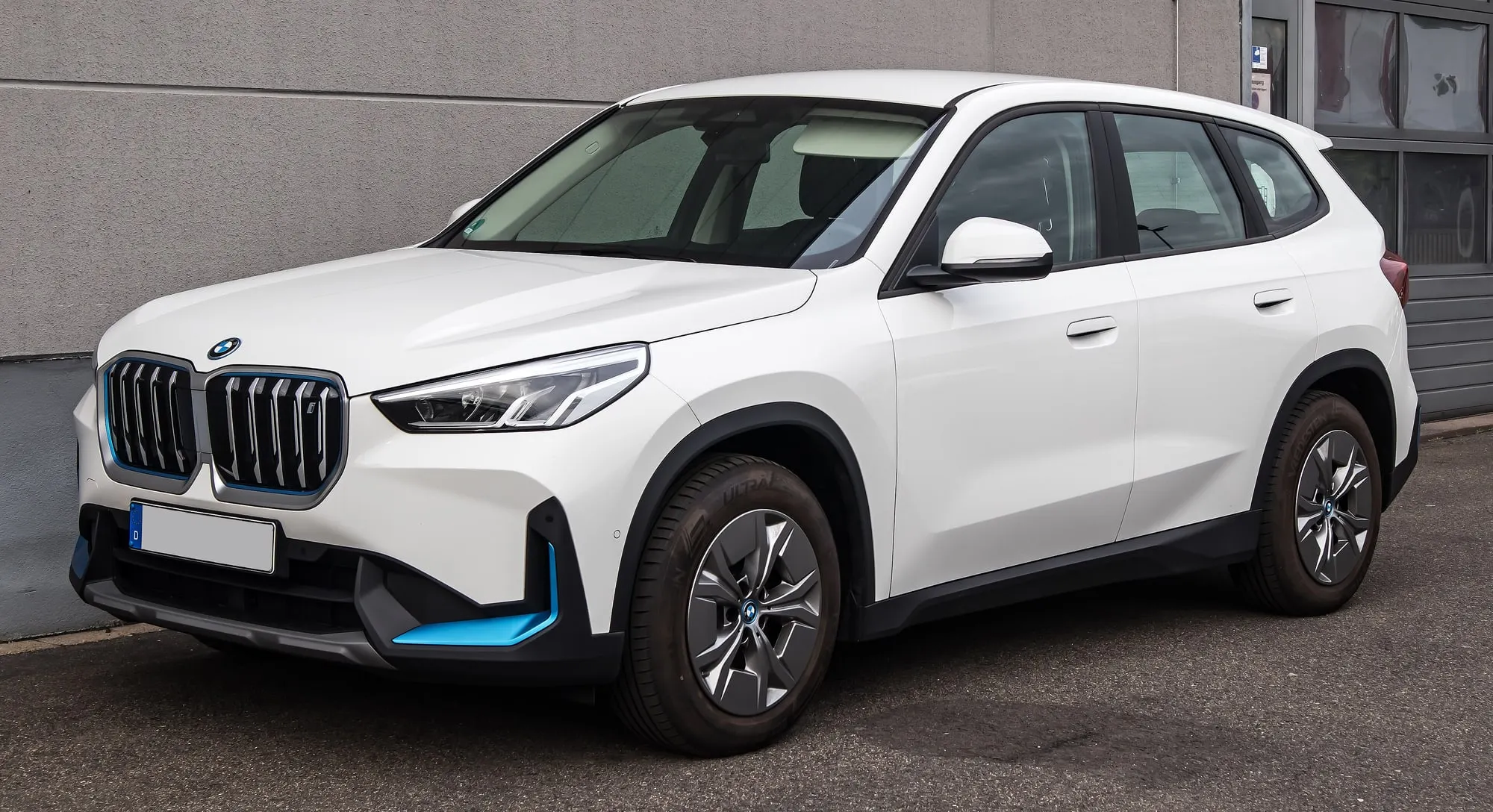 BMW iX1 in Weiß, schräge Frontansicht