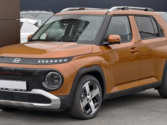 Hyundai Inster in Orange-Metallic, schräge Frontansicht