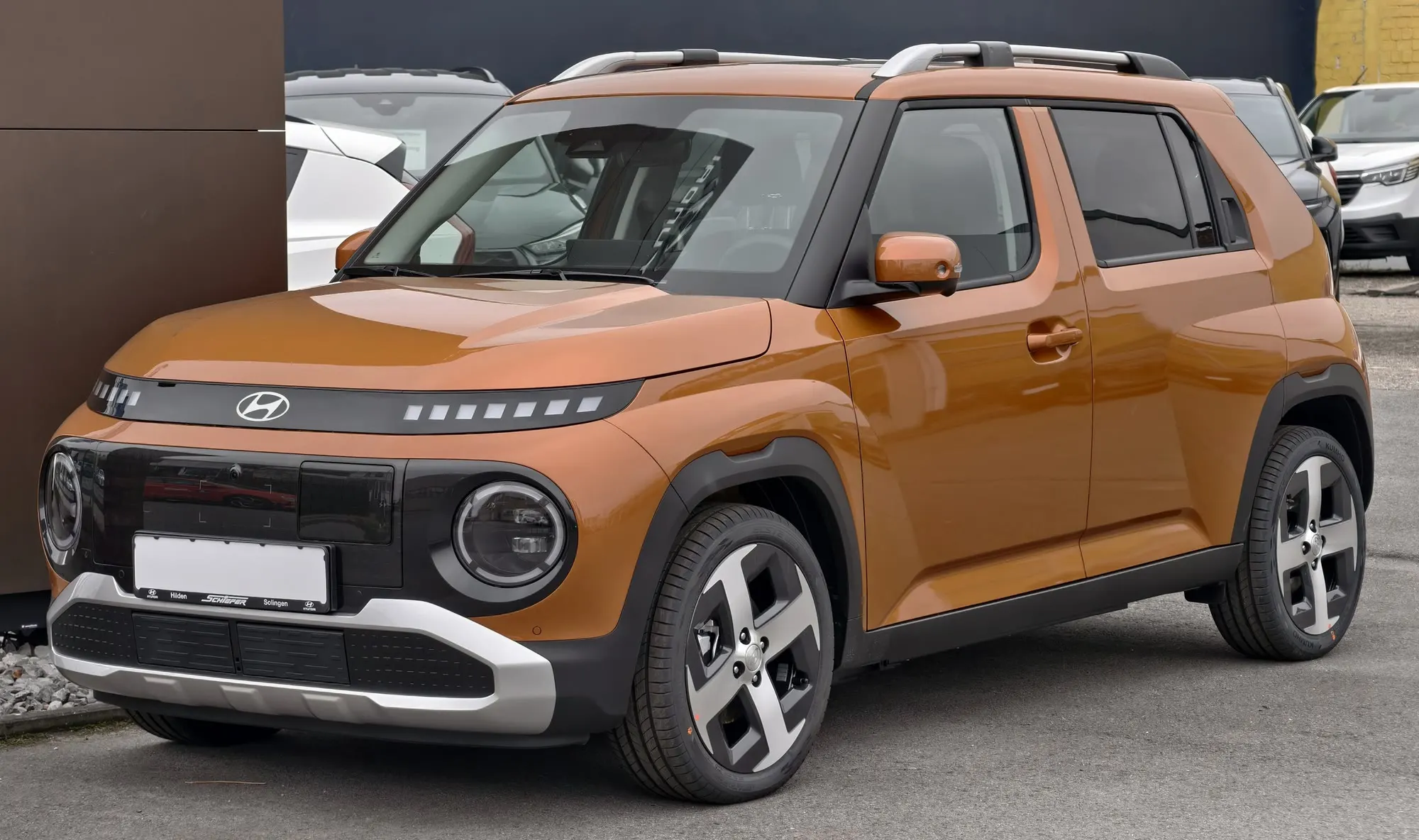 Hyundai Inster in Orange-Metallic, schräge Frontansicht