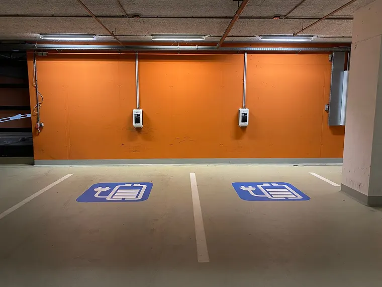 Zwei Wallboxen an Stellplätzen in einer Tiefgarage