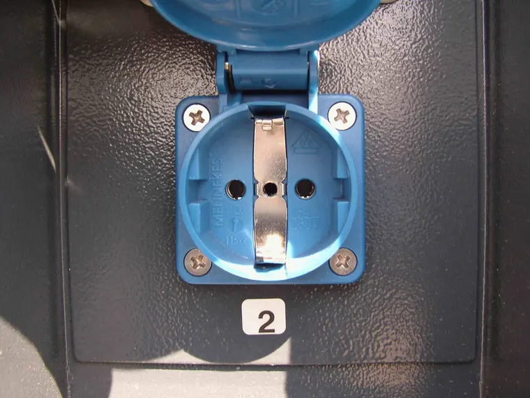 Schuko-Steckdose (16 A, 250 V) mit Klappdeckel an einer Ladesäule